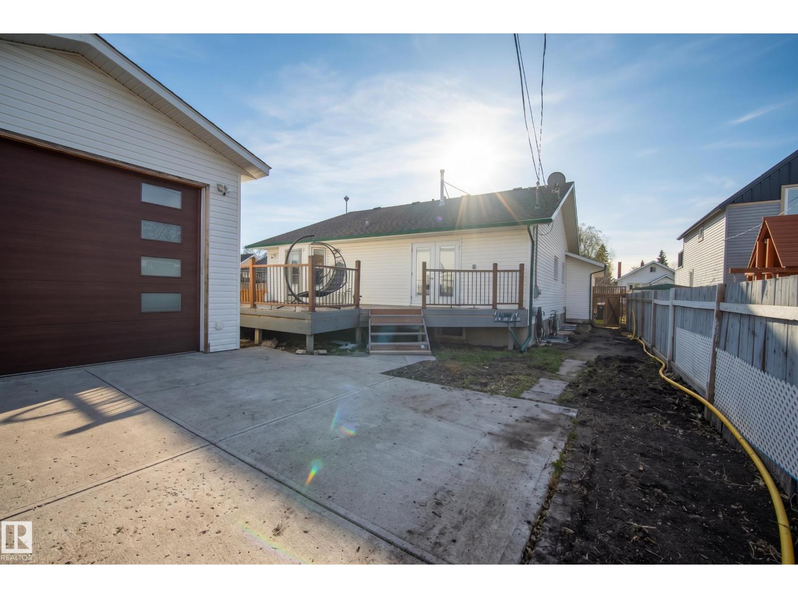 5024 50 Av Property Photo 5