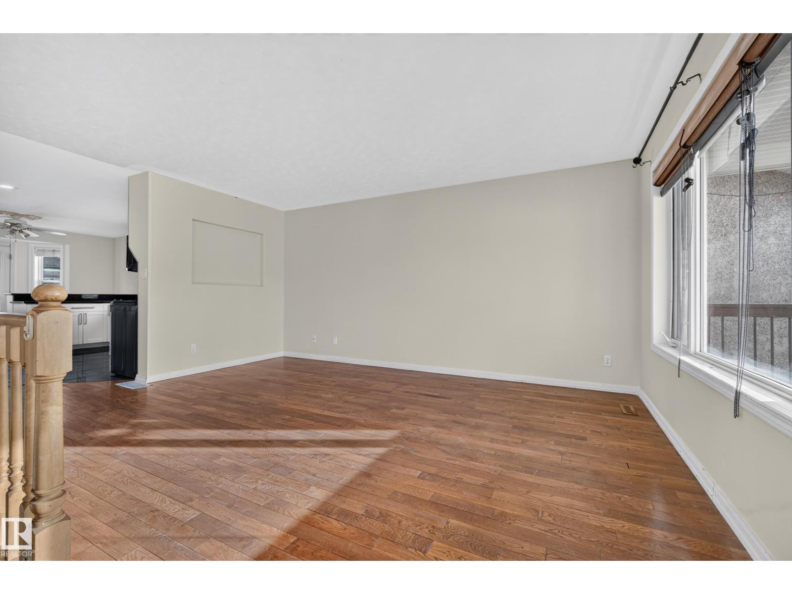 5024 50 Av Property Photo 17