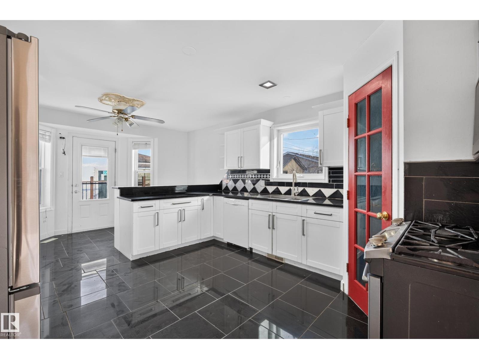 5024 50 Av Property Photo 20