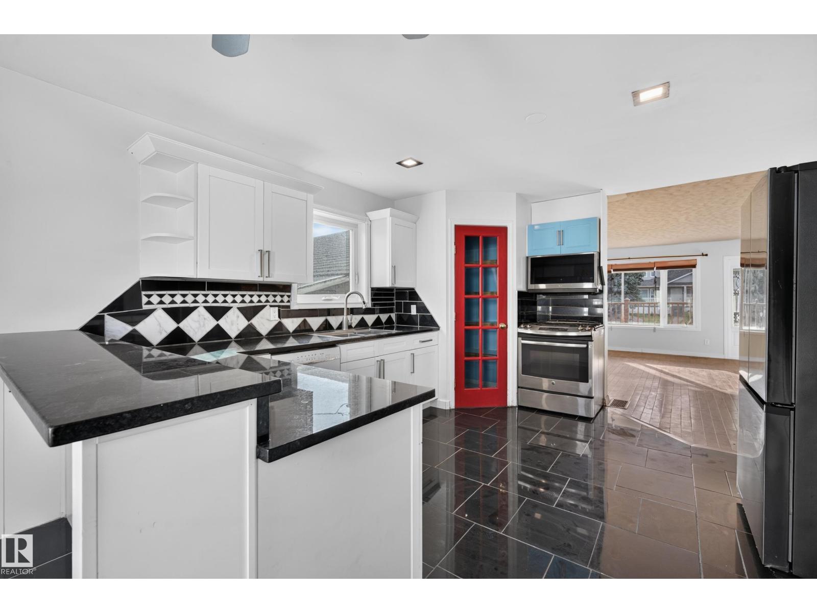 5024 50 Av Property Photo 21