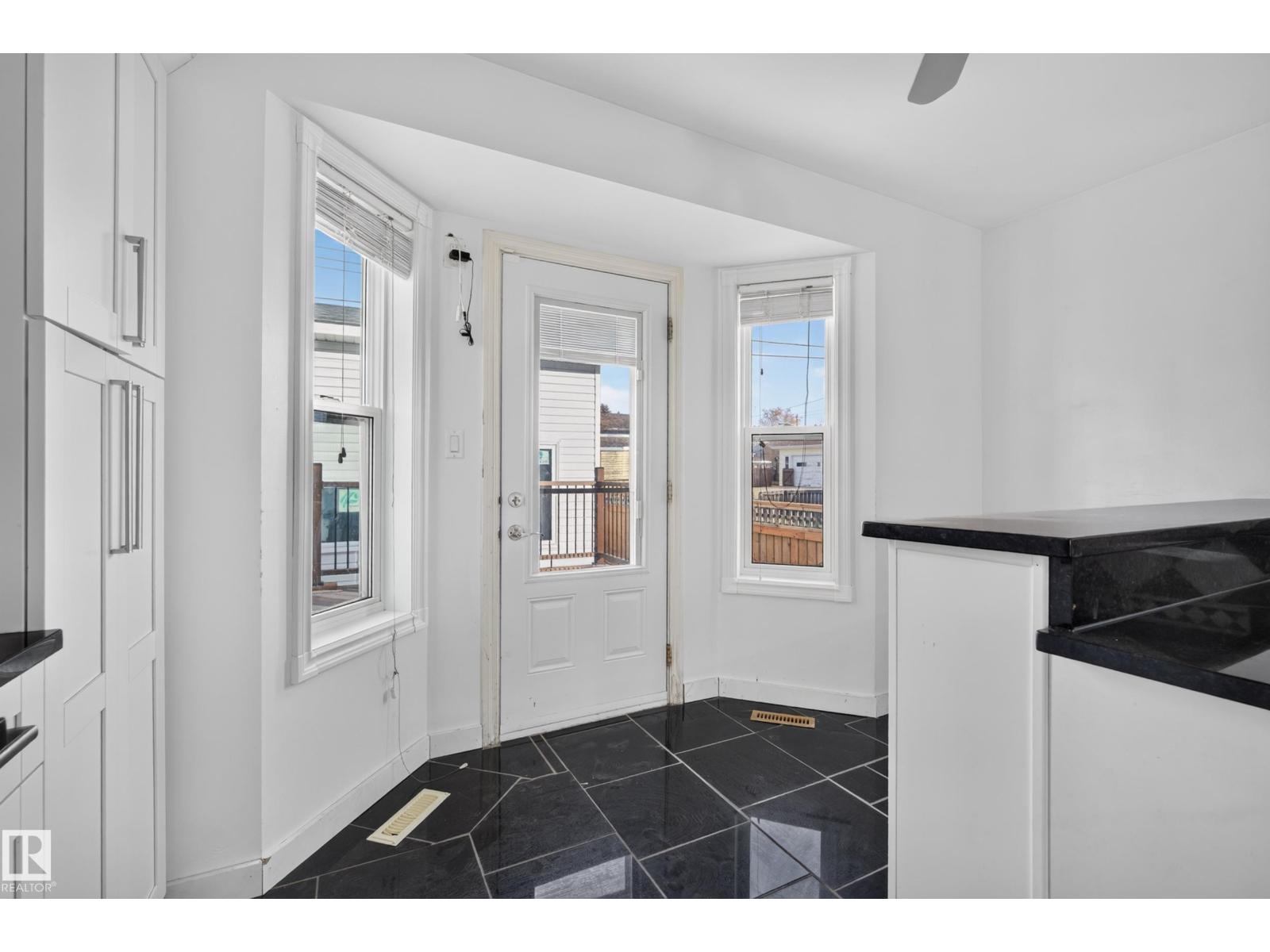 5024 50 Av Property Photo 23