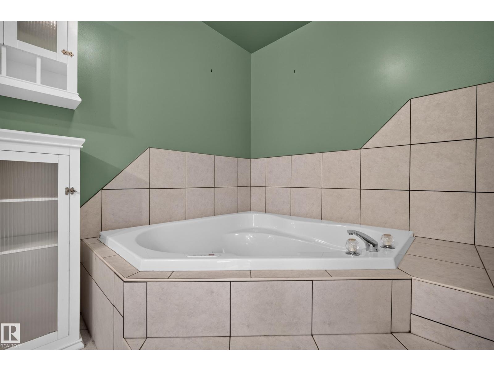 5024 50 Av Property Photo 28