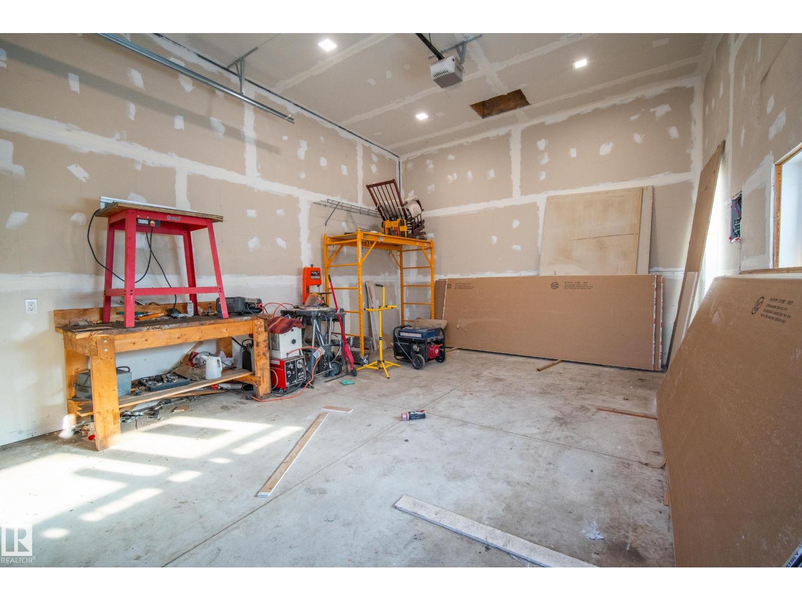 5024 50 Av Property Photo 48
