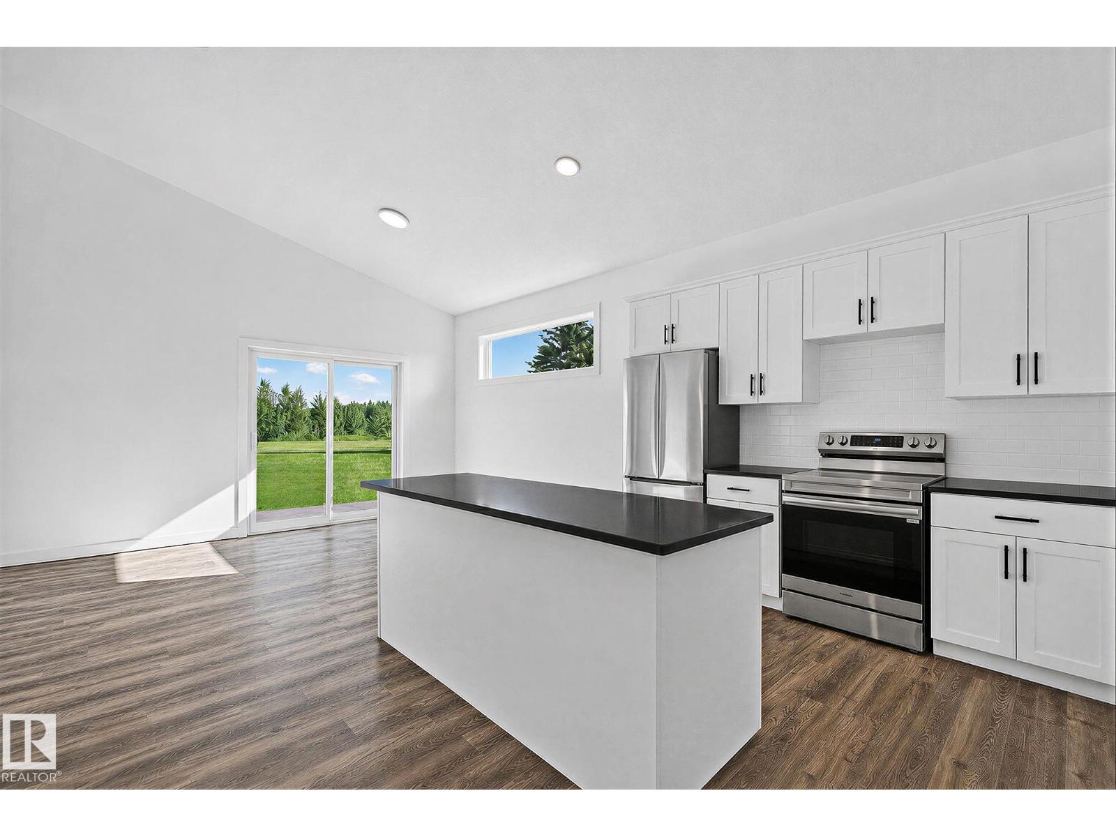 4804 53 Av Property Photo 7