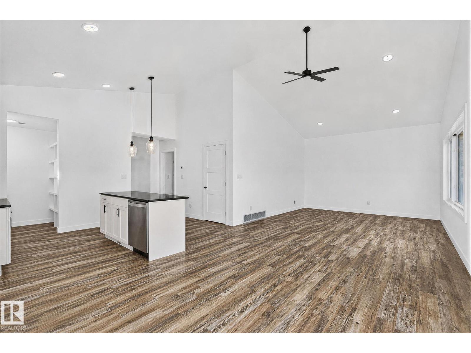 4804 53 Av Property Photo 11