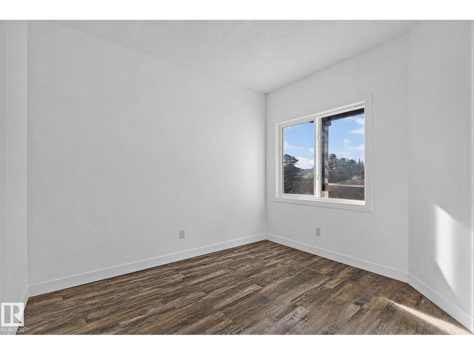 4804 53 Av Property Photo 17