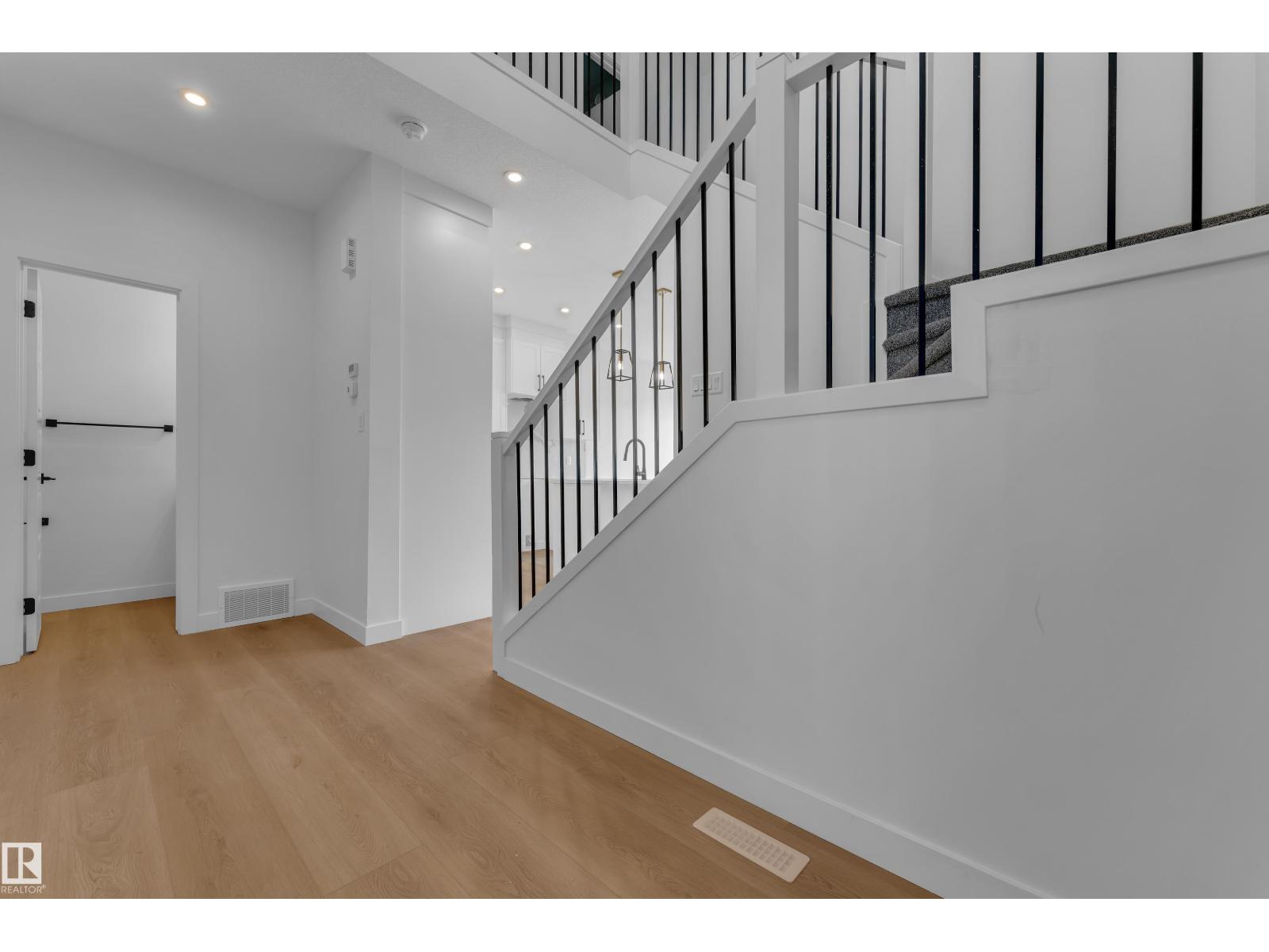 10711 98 St Property Photo 4