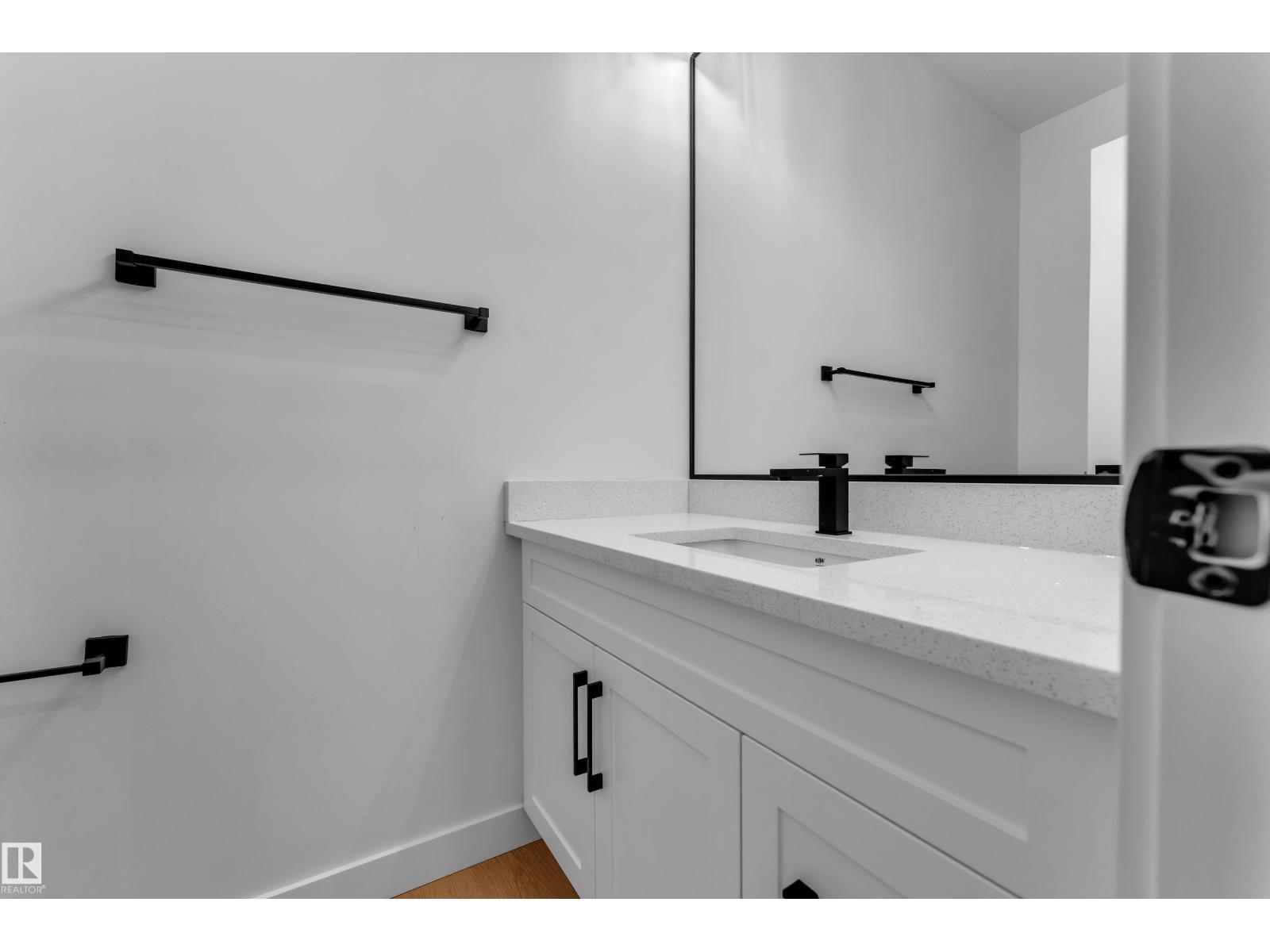 10711 98 St Property Photo 5