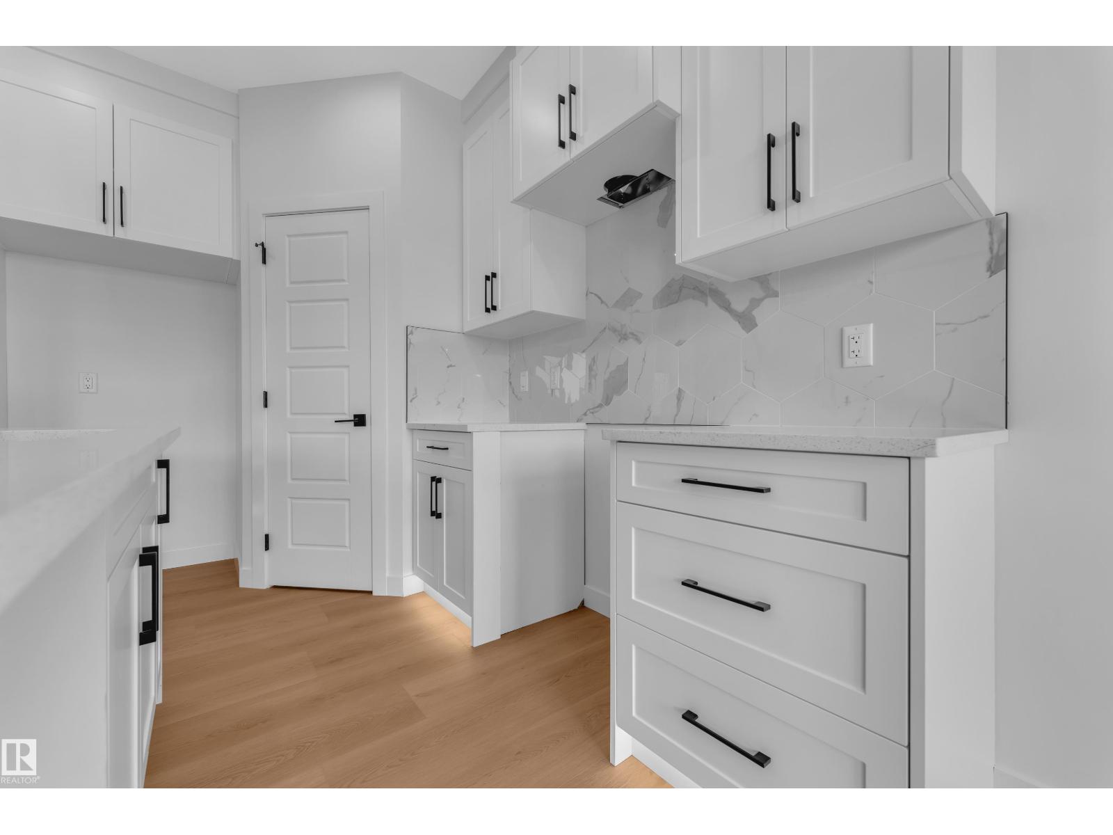 10711 98 St Property Photo 7
