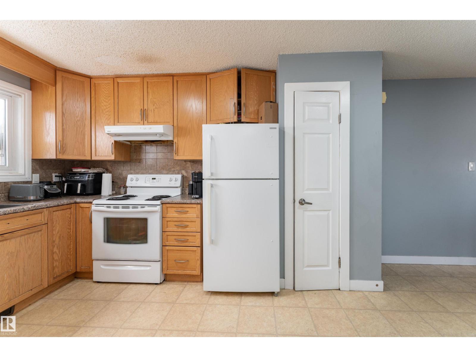 4535 30 Av Nw Property Photo 7
