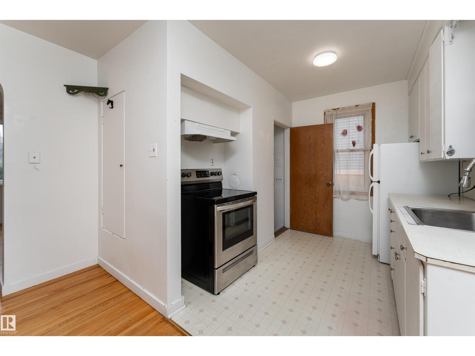 10719 132 St Nw Property Photo 8