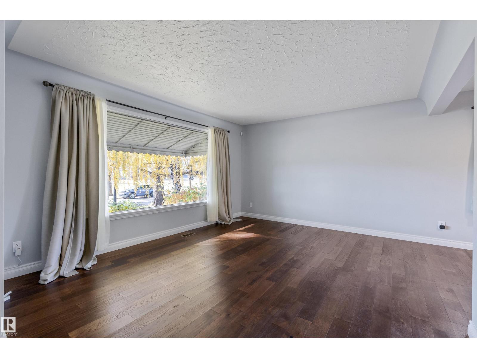 11643 137 St Nw Property Photo 4