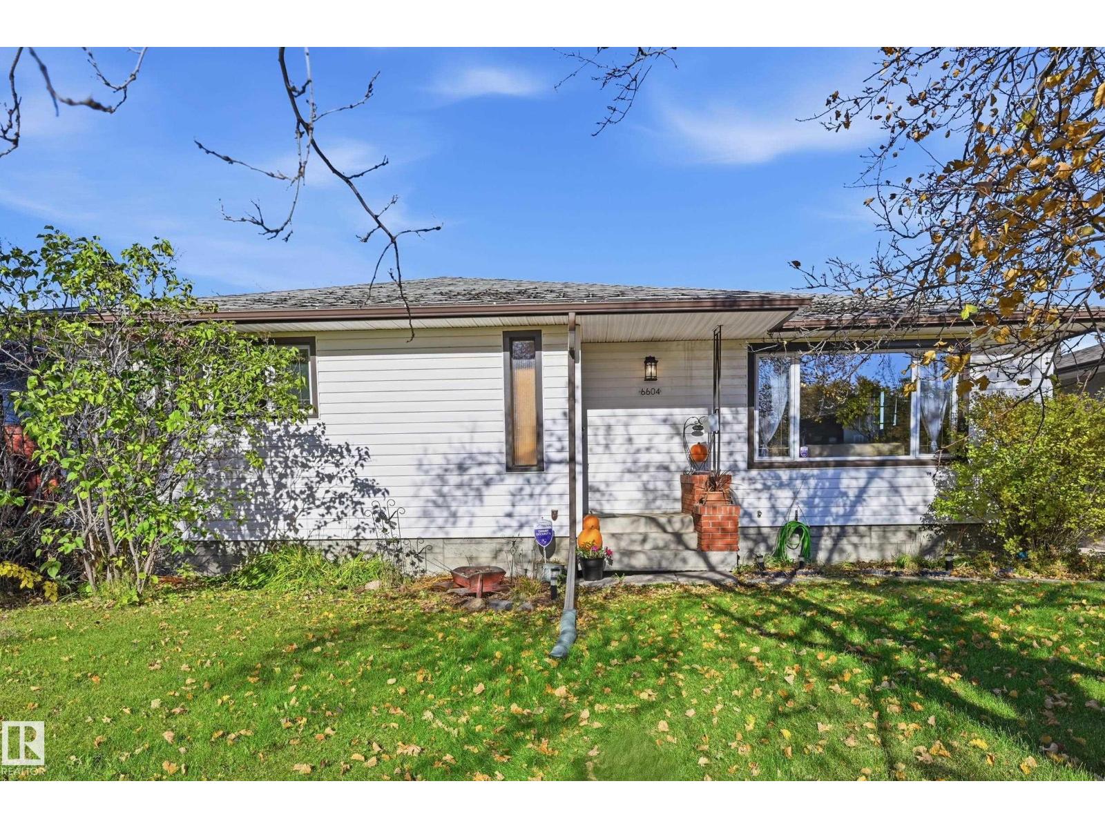 6604 93 Av Nw Property Photo 1