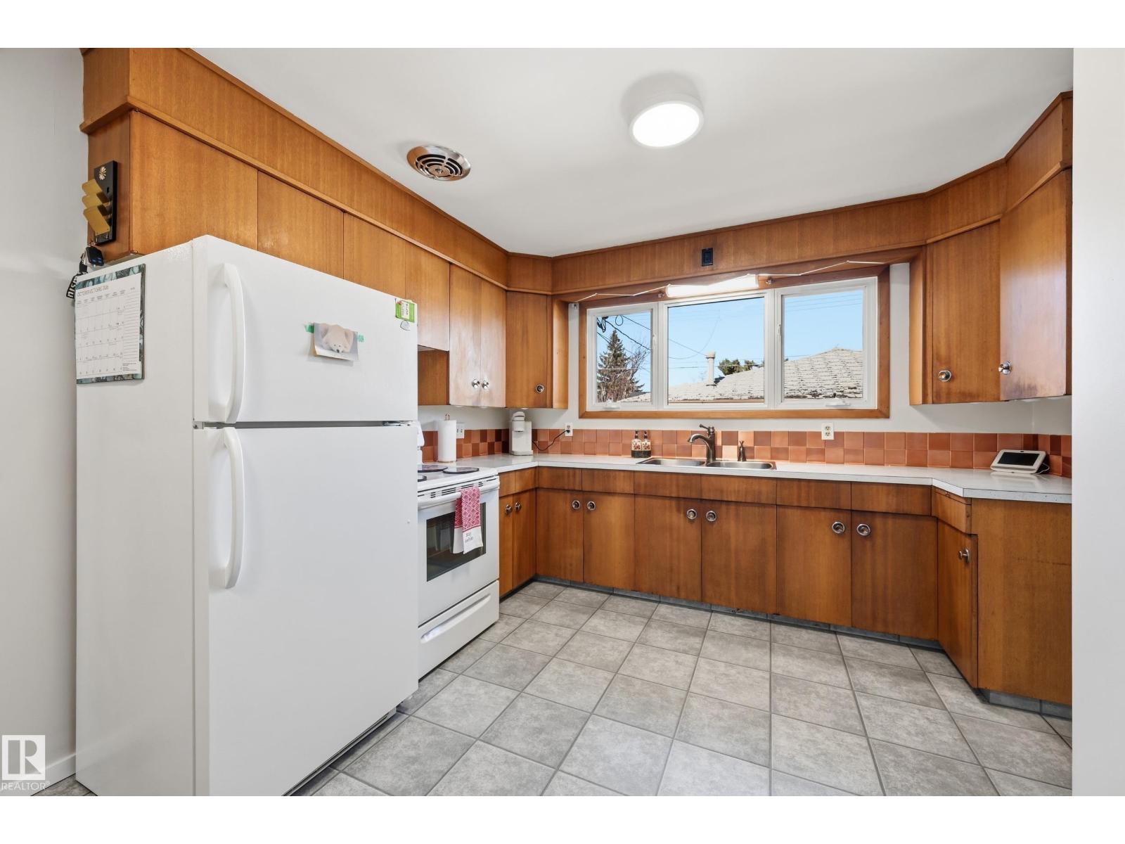 6604 93 Av Nw Property Photo 3