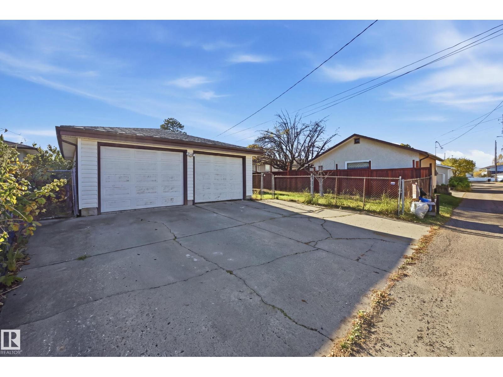 6604 93 Av Nw Property Photo 32