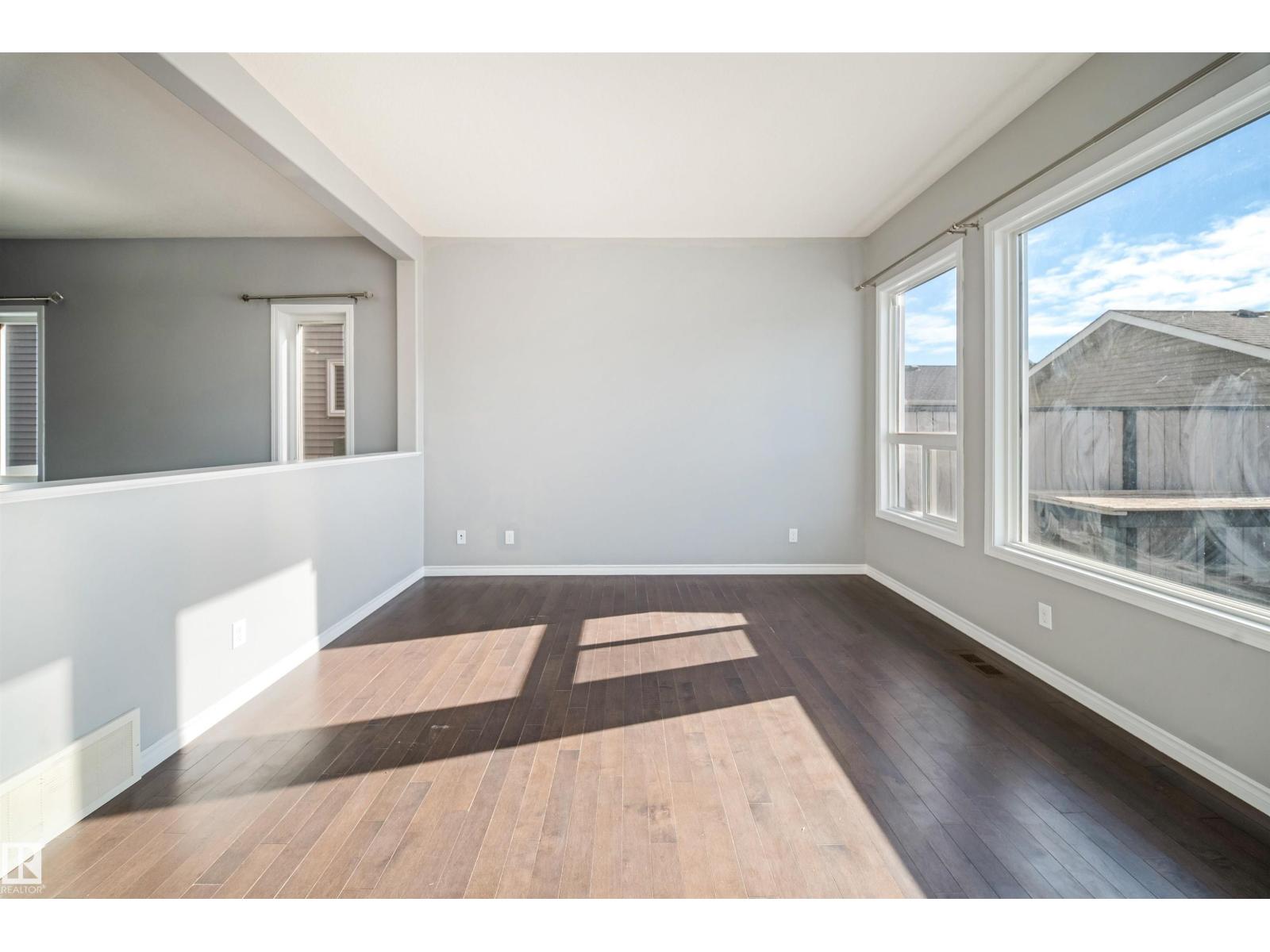 7043 22 Av Sw Property Photo 6