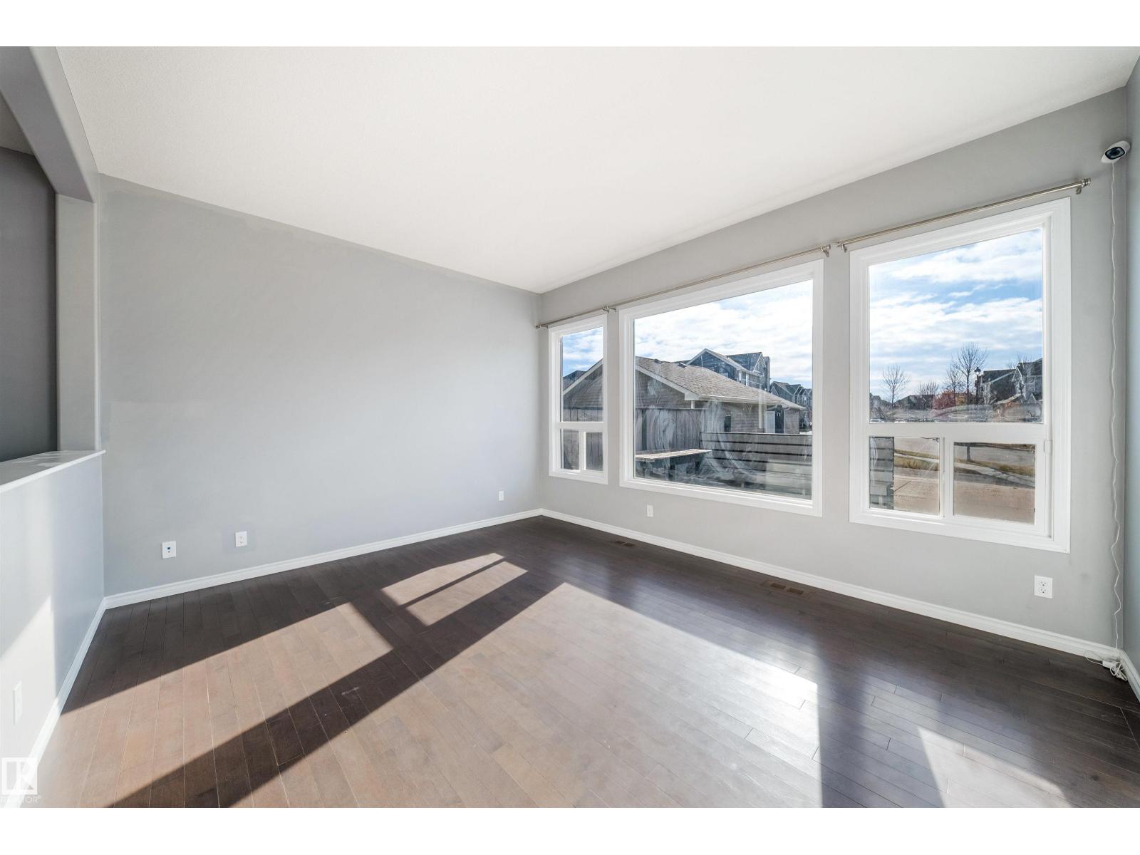7043 22 Av Sw Property Photo 10