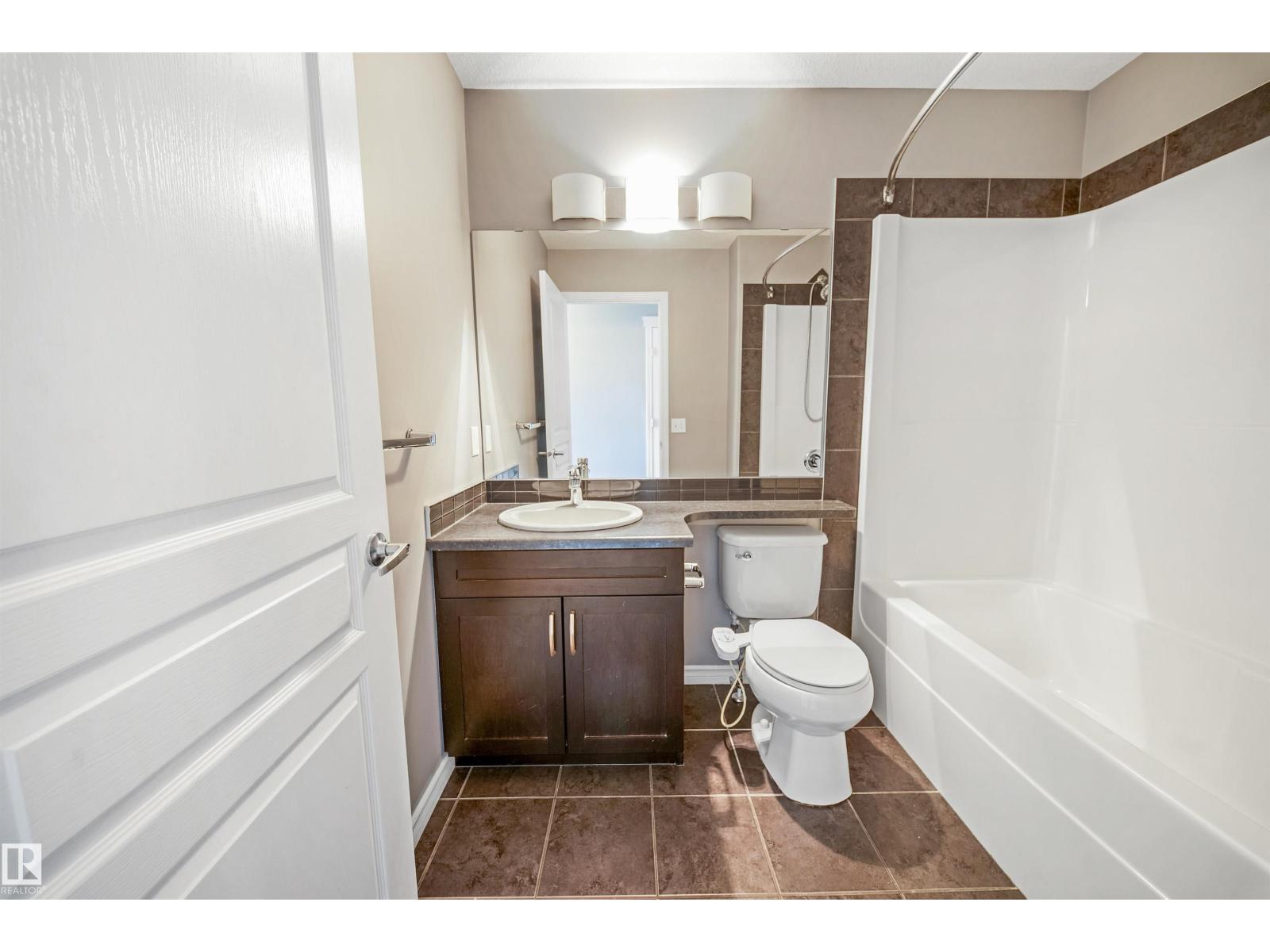 7043 22 Av Sw Property Photo 38