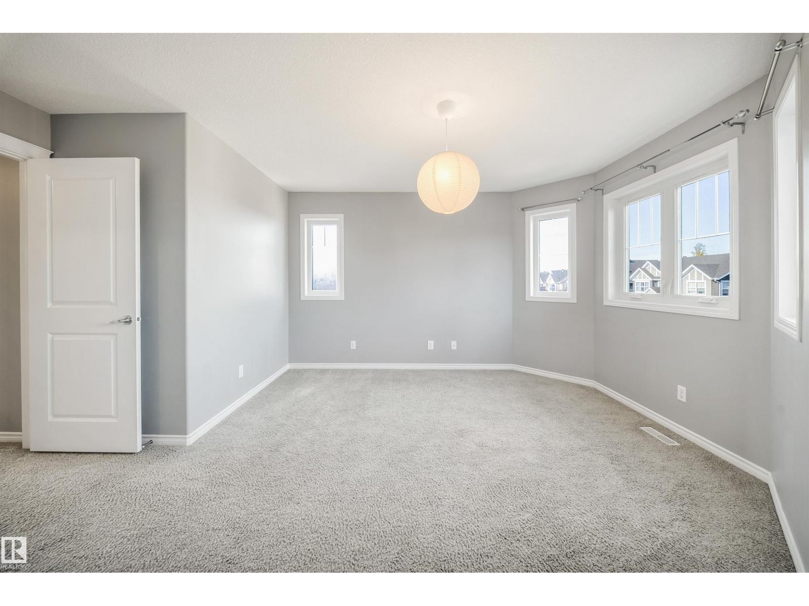 7043 22 Av Sw Property Photo 40