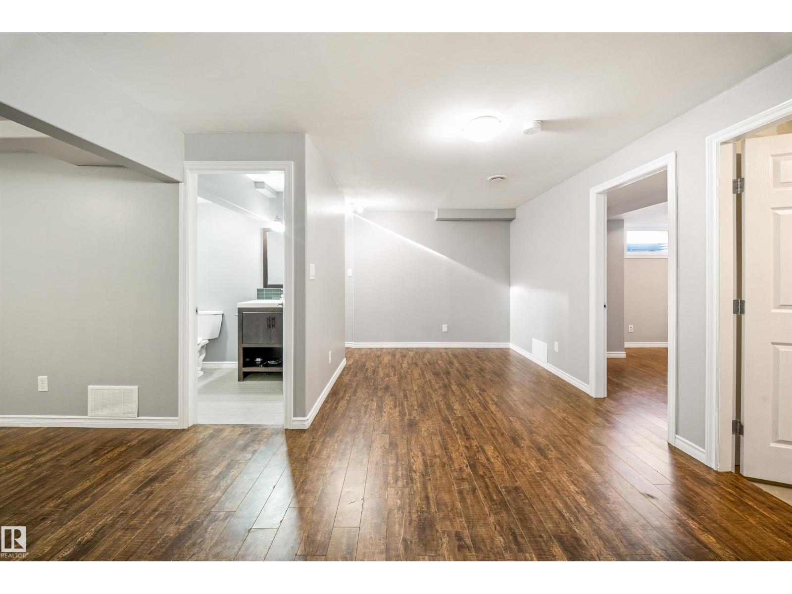 7043 22 Av Sw Property Photo 51