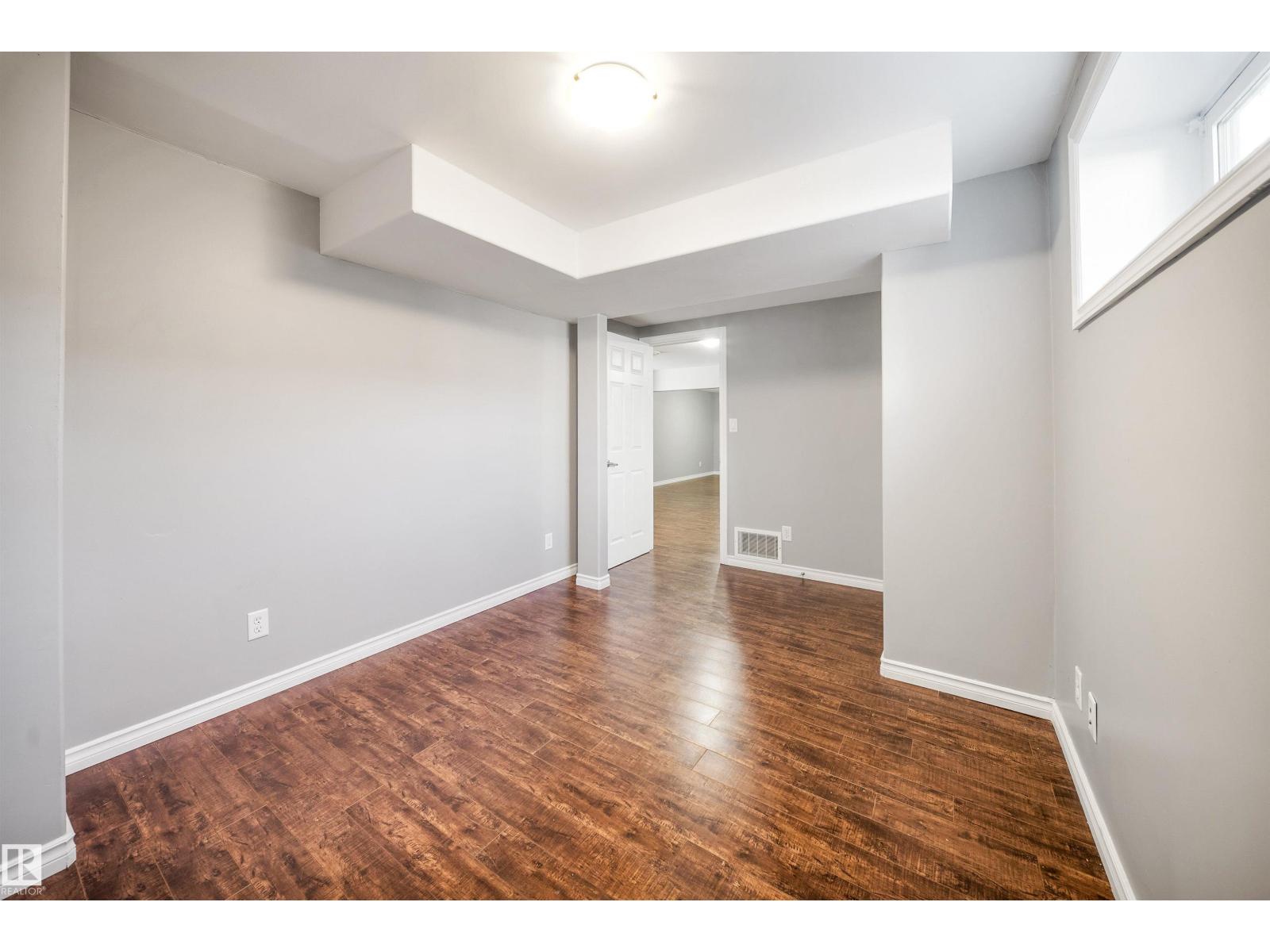 7043 22 Av Sw Property Photo 54