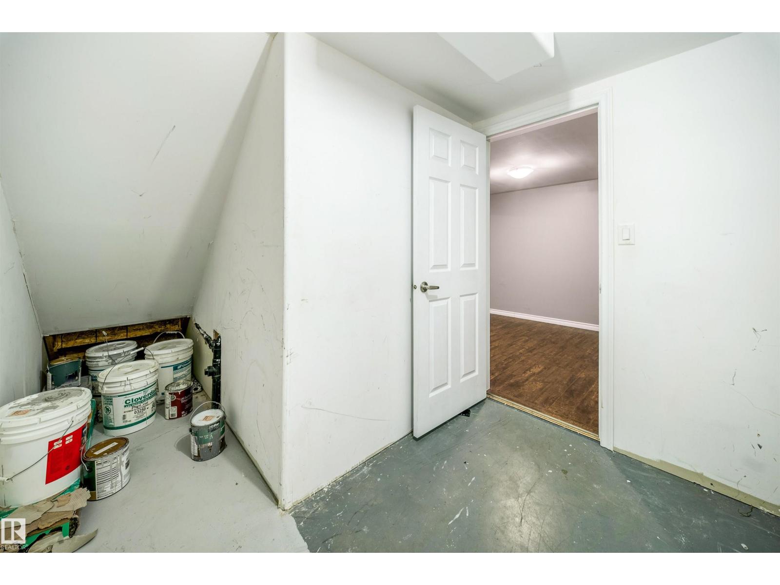 7043 22 Av Sw Property Photo 57