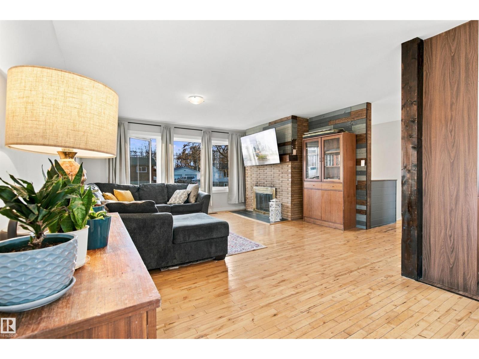 5708 47 Av Property Photo 6