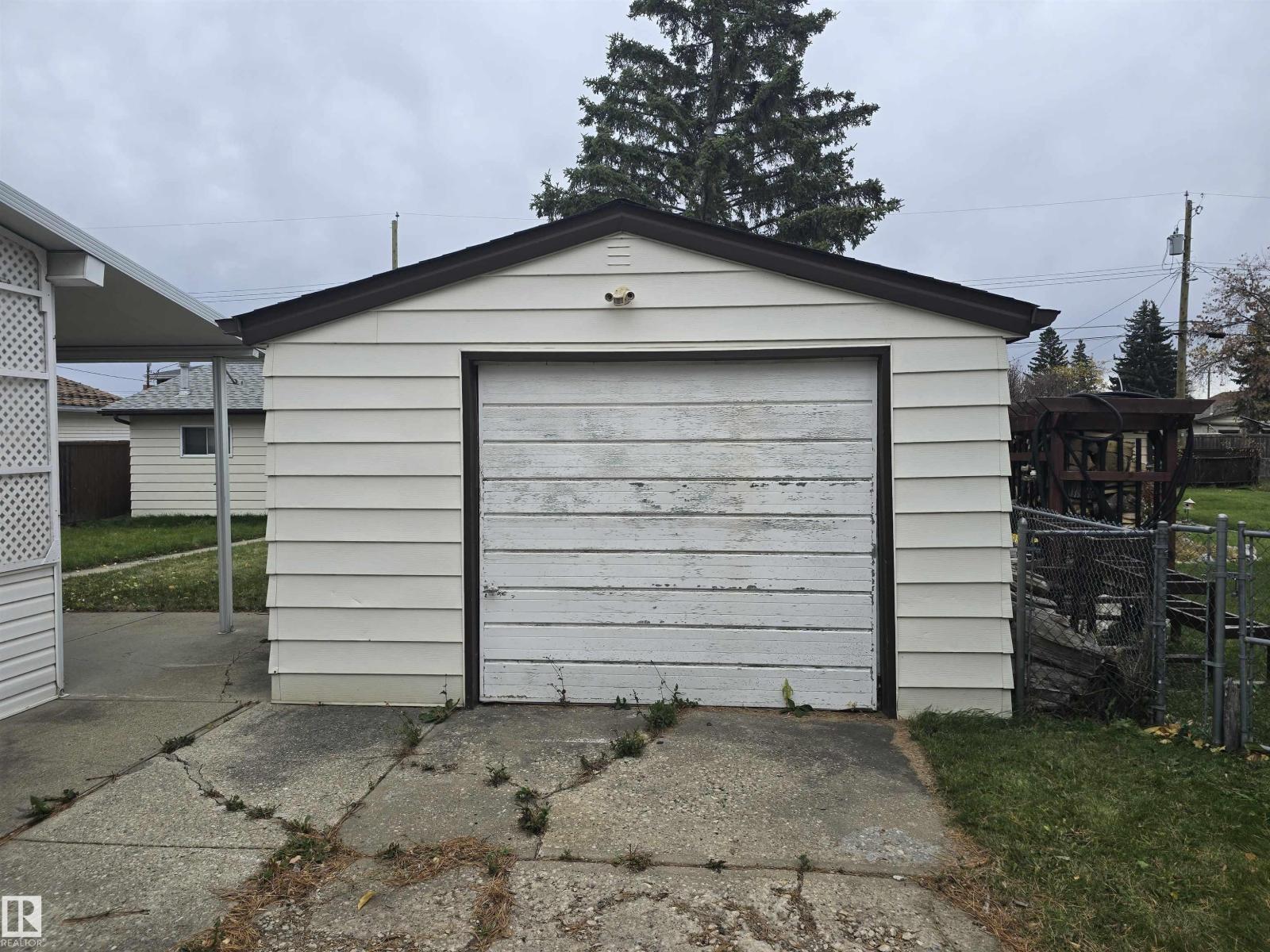 9717 162 St Nw Property Photo 3