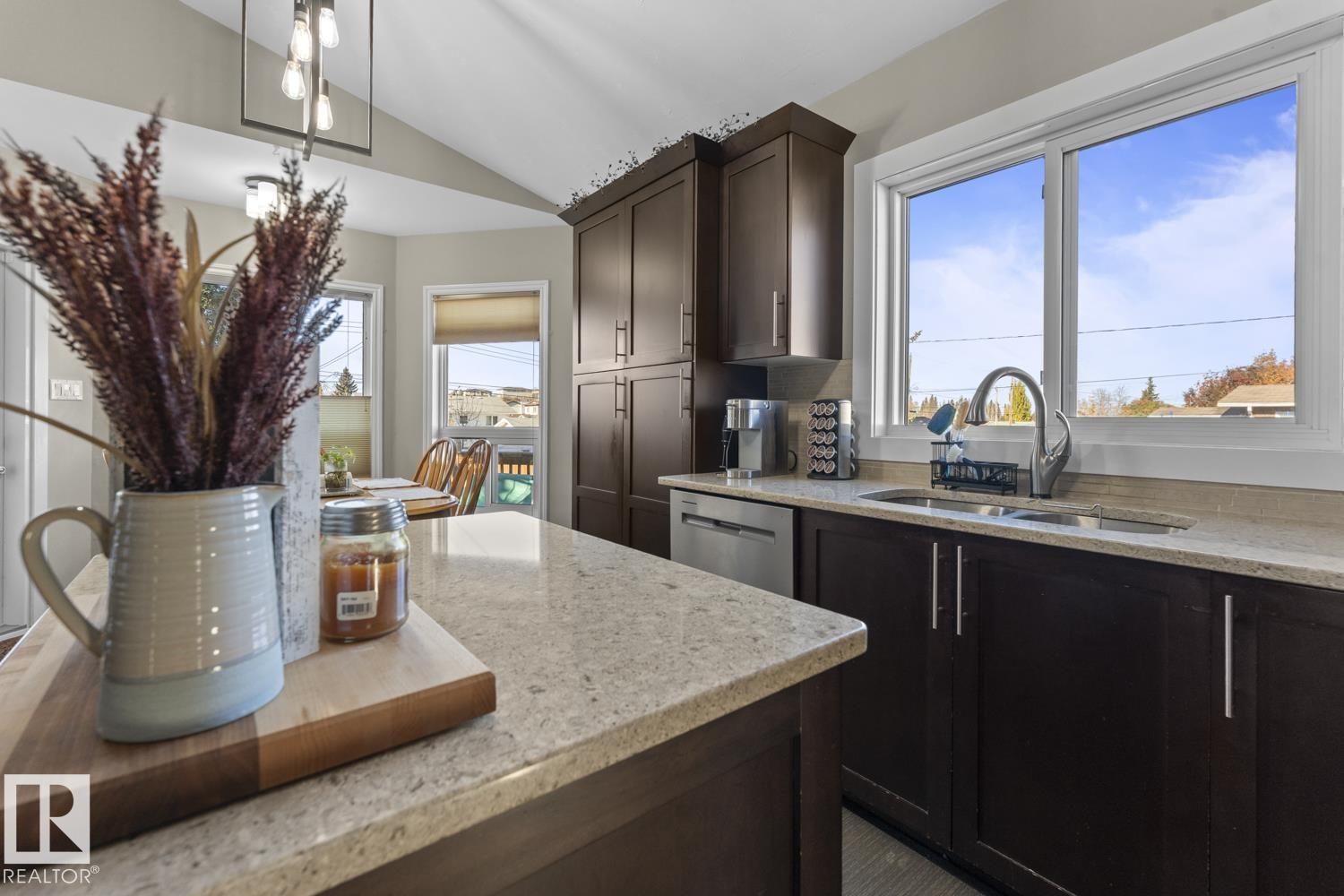 1211 10 St Property Photo 5