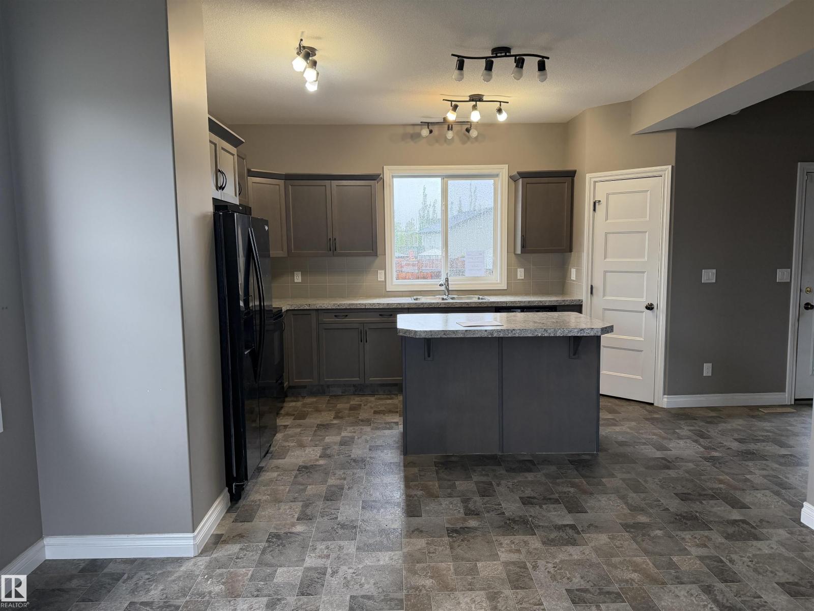 4038 56 Av Property Photo 11