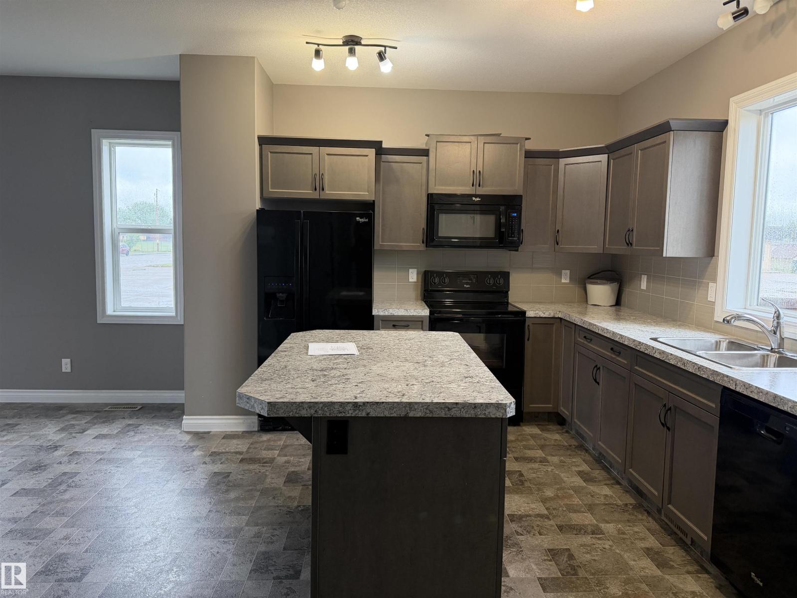 4038 56 Av Property Photo 12