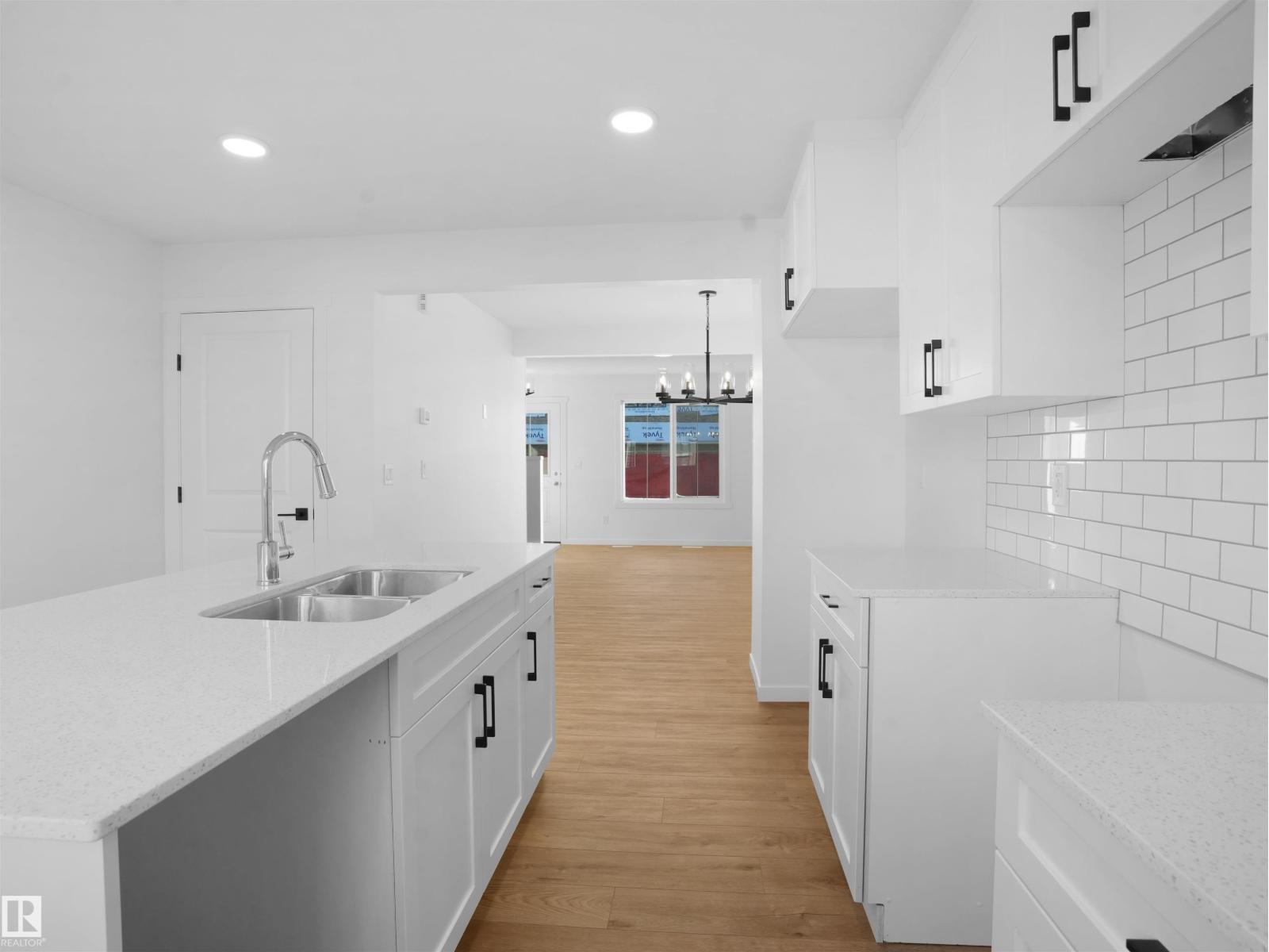 3 18632 18 Av Nw Property Photo 6