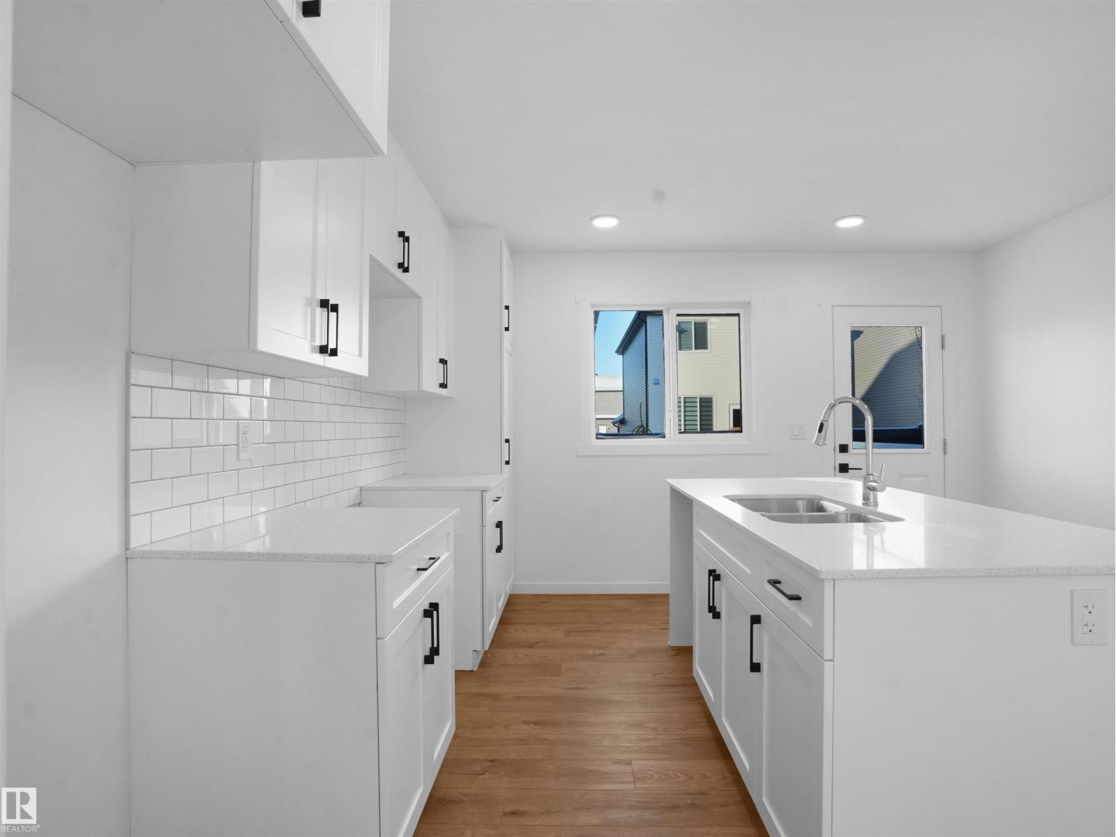 3 18632 18 Av Nw Property Photo 8