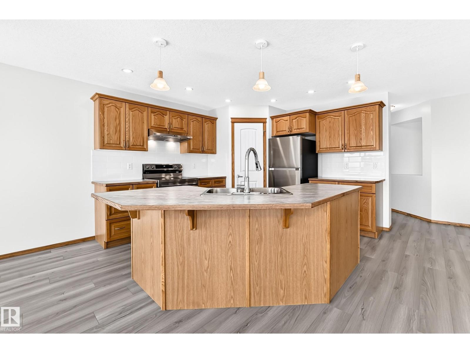 686 Kananaskis Dr Property Photo 8