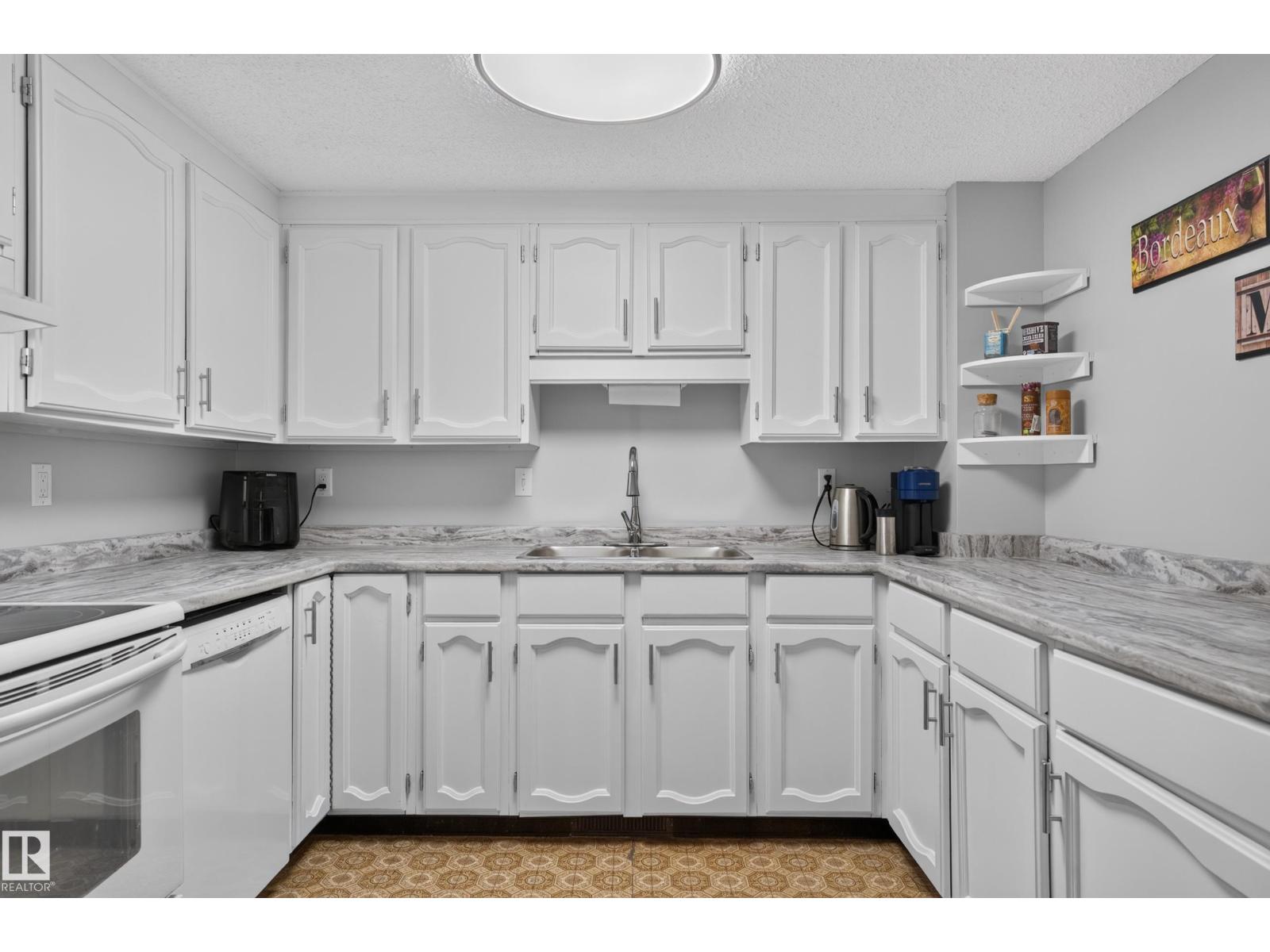 12047 25 Av Nw Property Photo 18