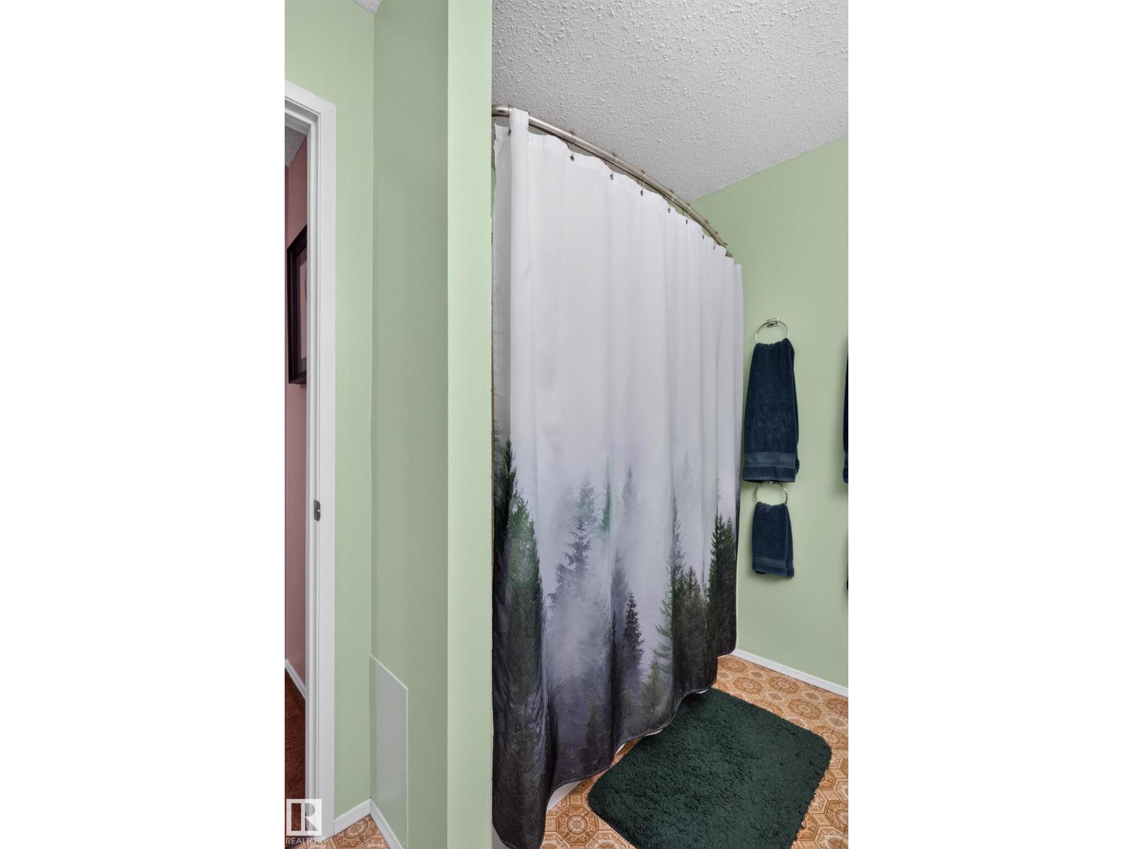 12047 25 Av Nw Property Photo 34