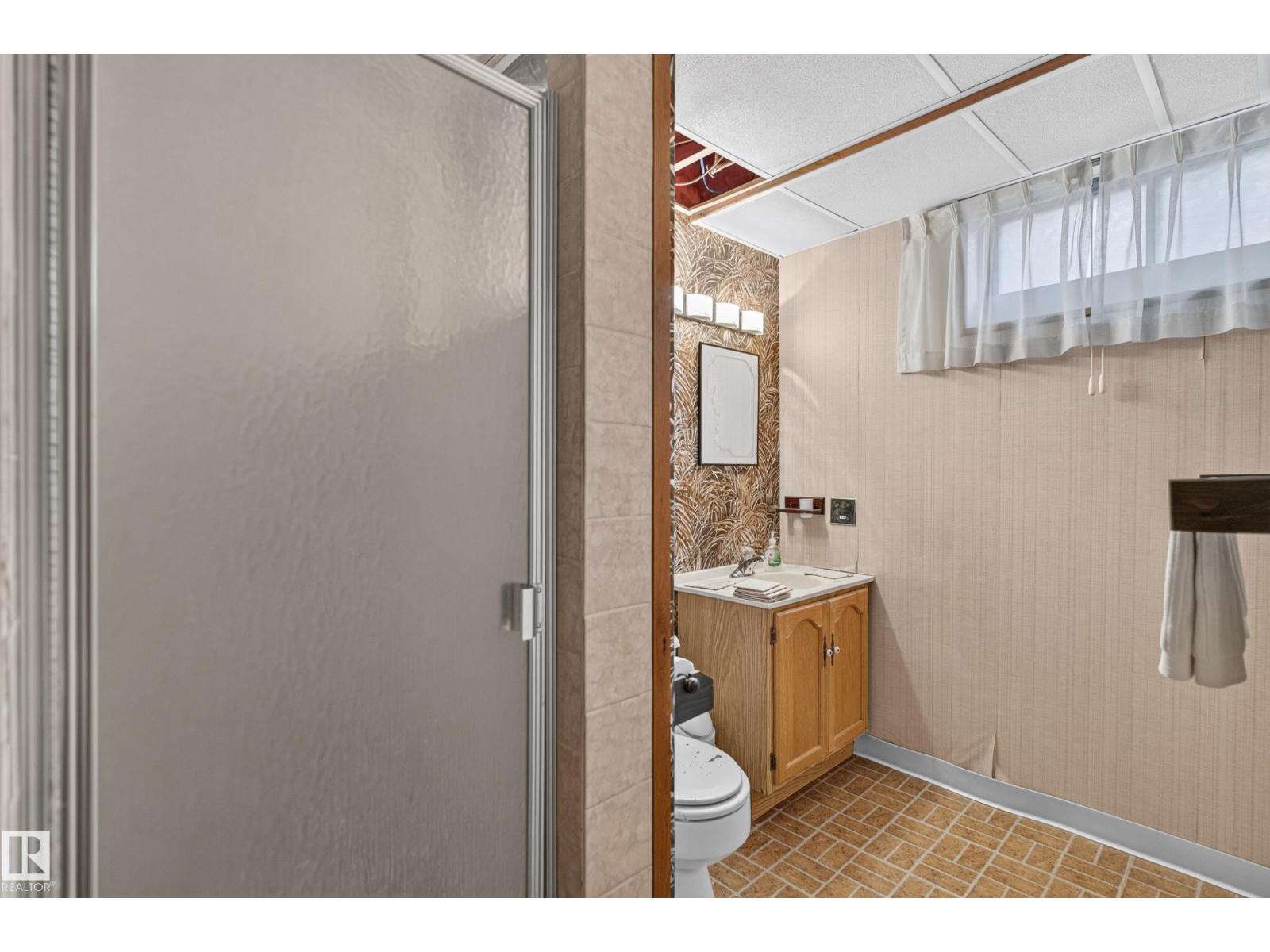 12047 25 Av Nw Property Photo 43