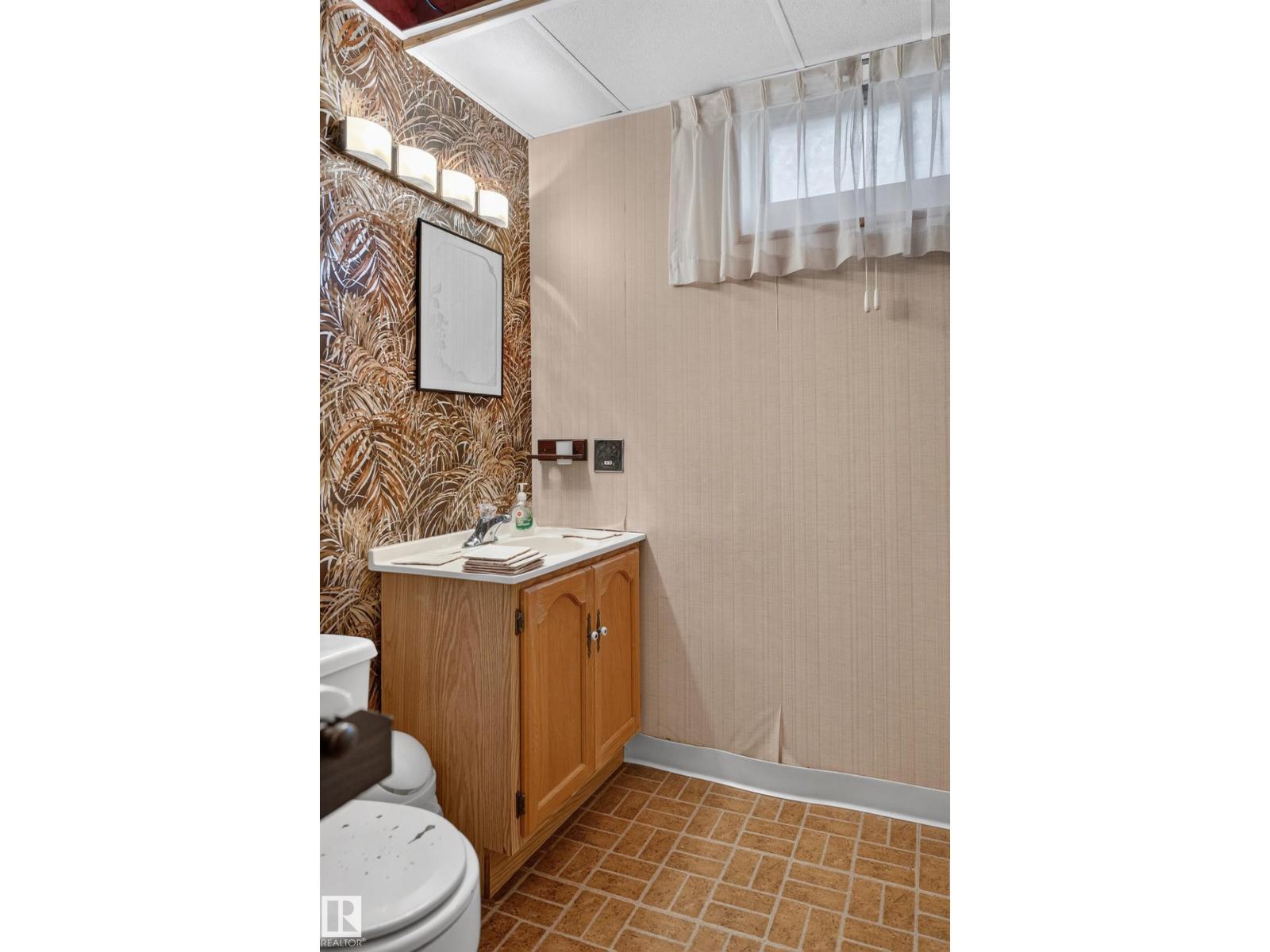 12047 25 Av Nw Property Photo 44