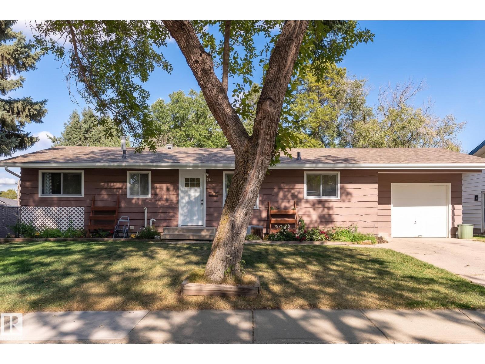 993 Cedar St Property Photo 2