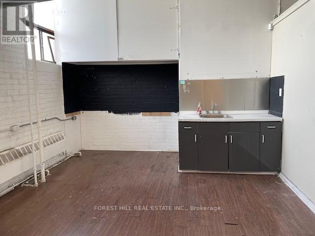 200 - 9 Davies Avenue Property Photo 3