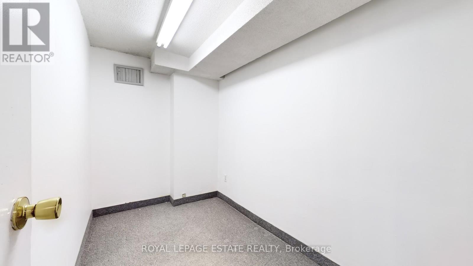 B101 - 2558 Danforth Avenue Property Photo 4