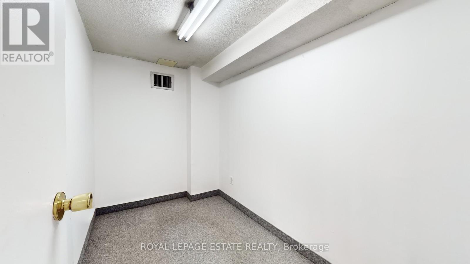 B101 - 2558 Danforth Avenue Property Photo 6