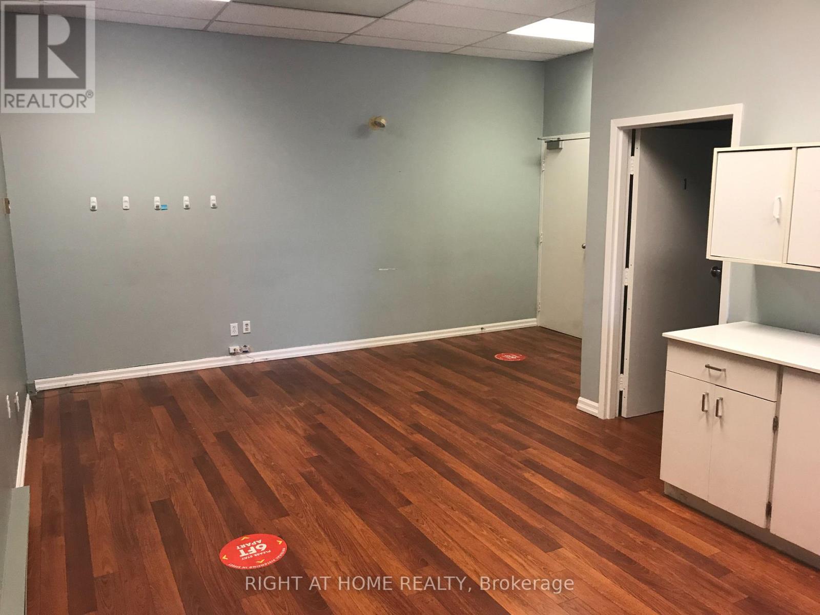 205 - 10168 Yonge Street Property Photo 6