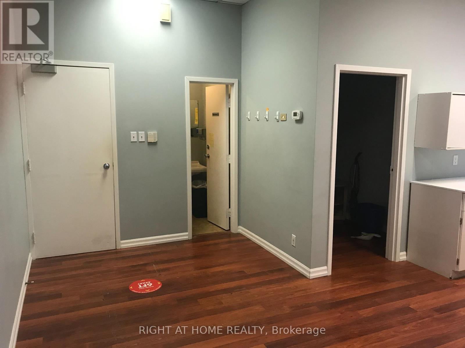 205 - 10168 Yonge Street Property Photo 8