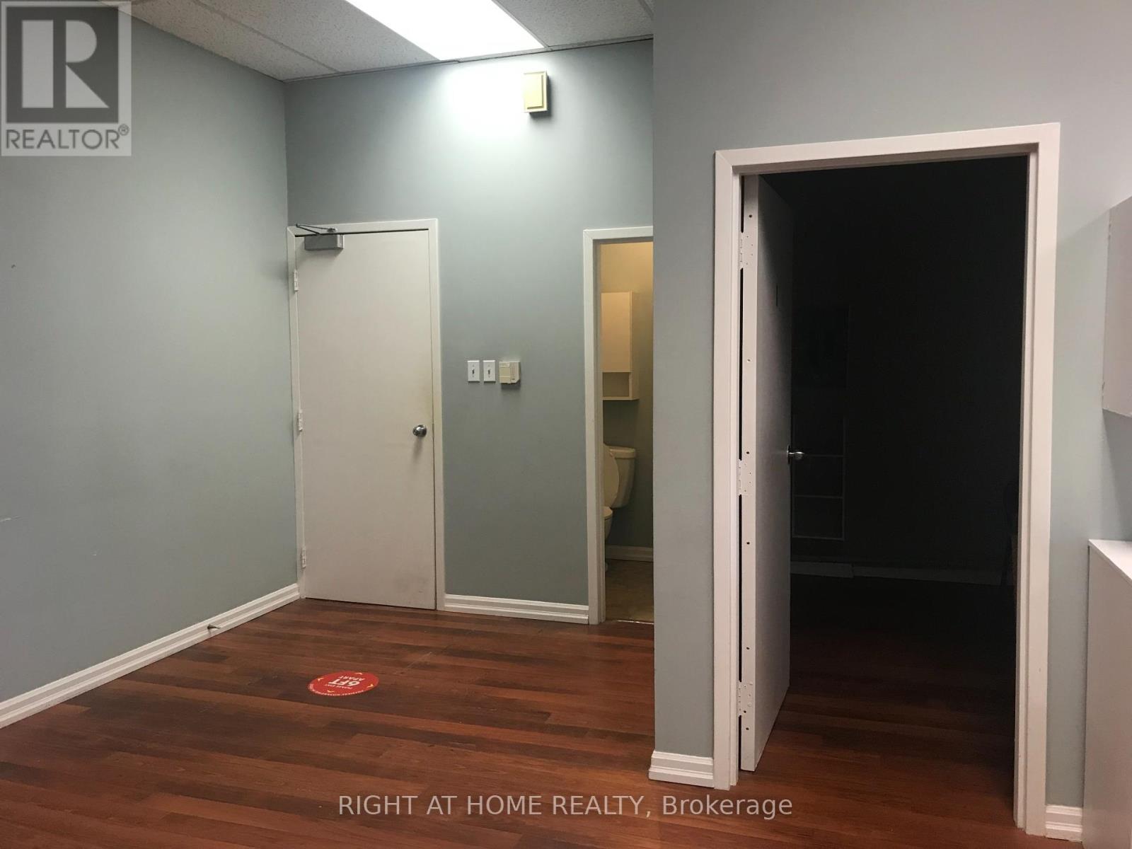 205 - 10168 Yonge Street Property Photo 9