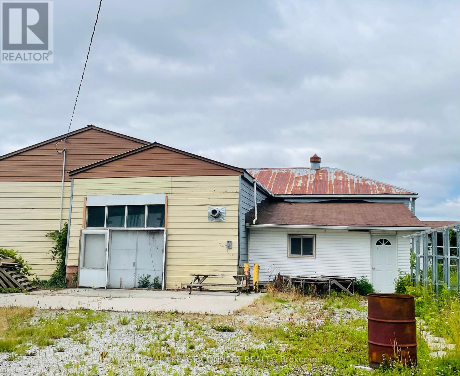 19470 Dufferin Street Property Photo 11