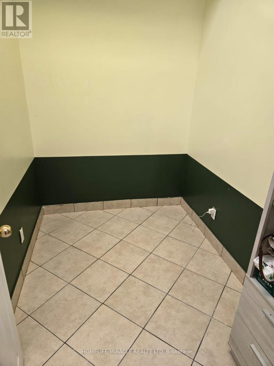 #16 - 9688 Leslie Street Property Photo 16