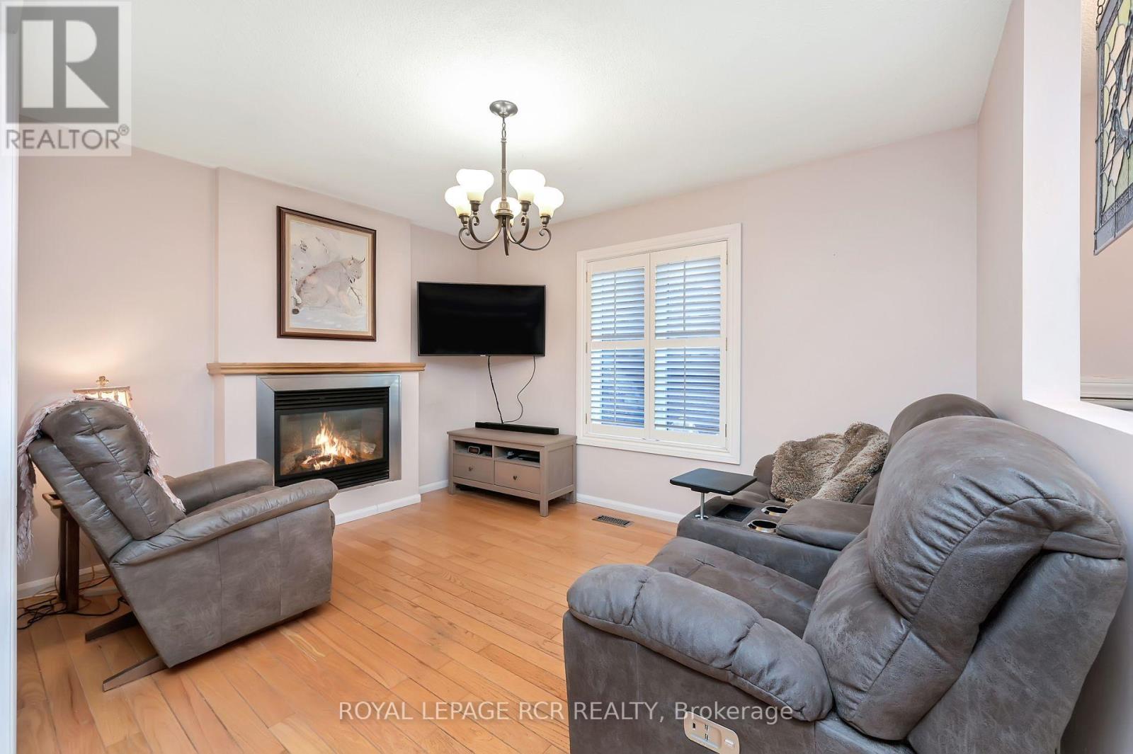 14 Albert Street E Property Photo 4