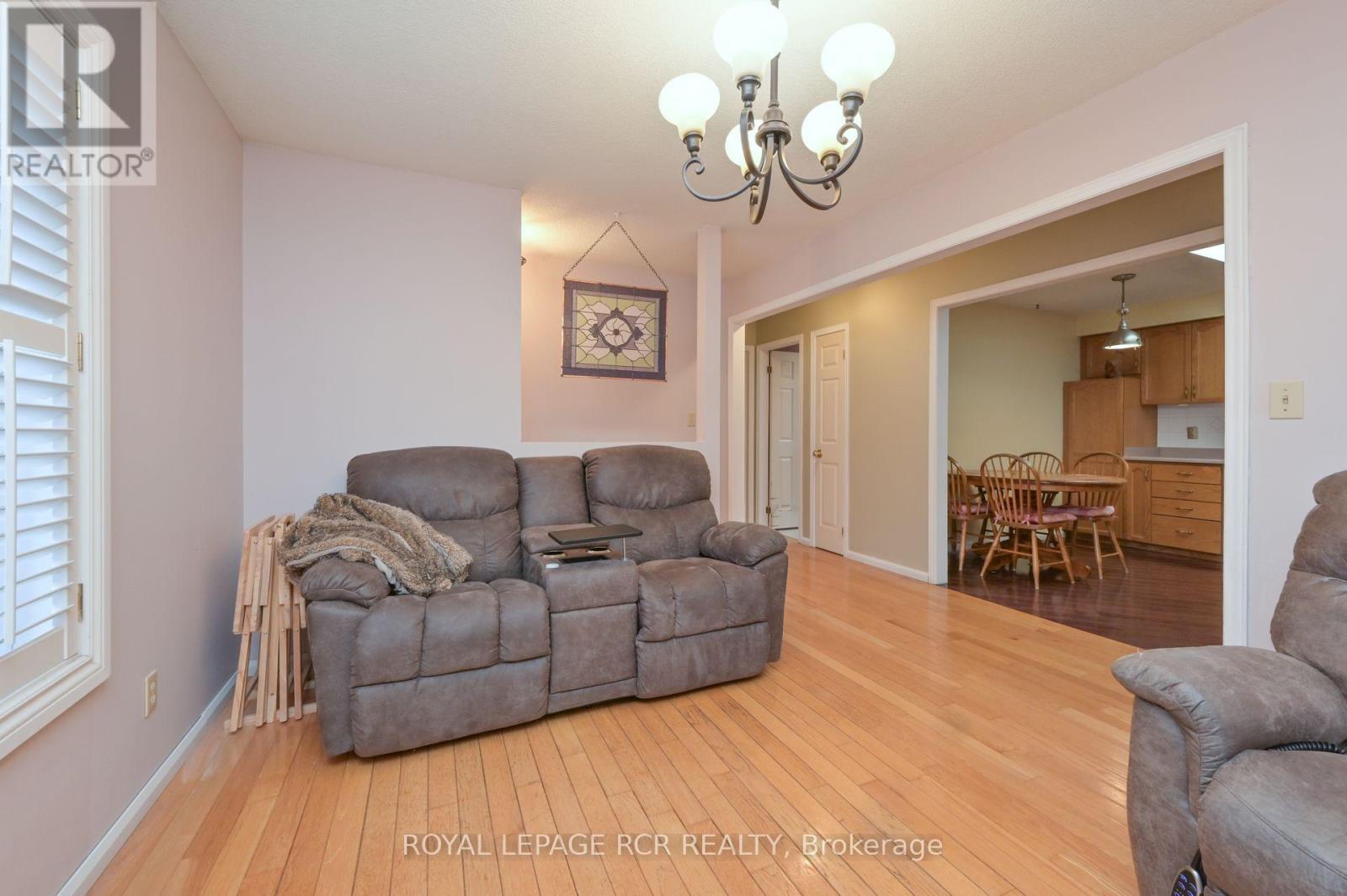 14 Albert Street E Property Photo 6