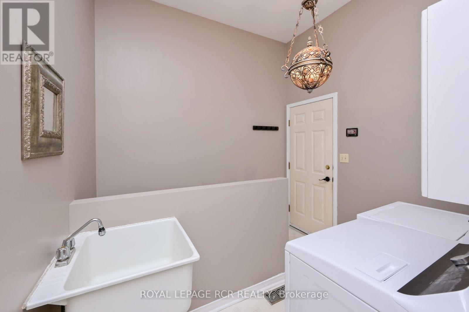14 Albert Street E Property Photo 16